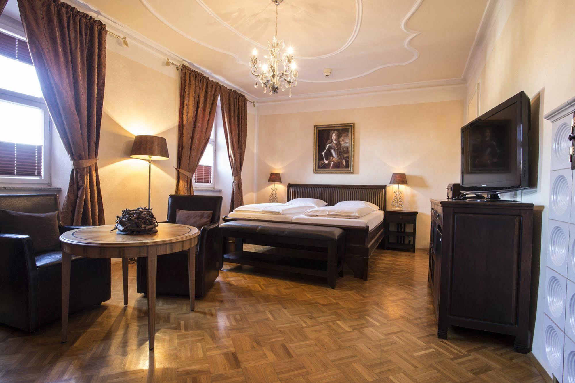Meiser Altstadt Hotel 딘클스버 외부 사진